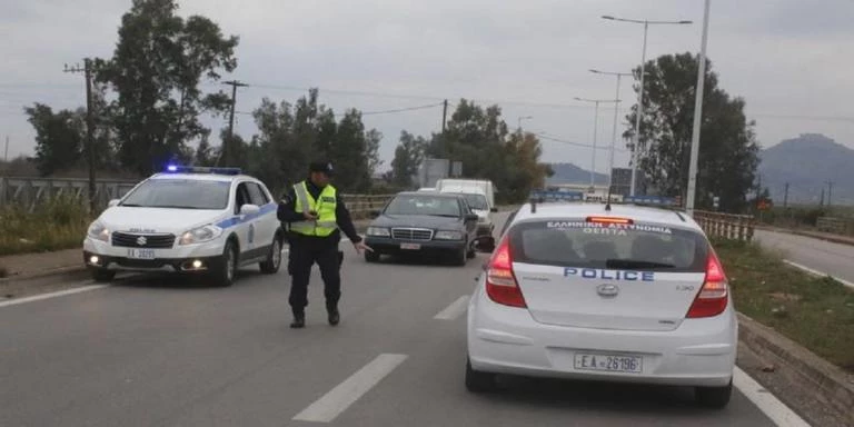 Θρίλερ στα Δερβενοχώρια- Αστυνομικοί καταδιώκουν αυτοκίνητο με τρεις ληστές!